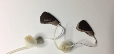 Los problemas de alternar audífonos en los oídos