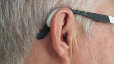 Porqué a veces molestan los audífonos